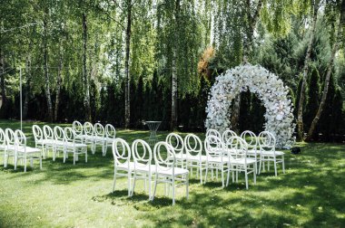 Düğün töreni. Çok güzel ve şık bir düğün kemeri, çeşitli taze çiçeklerle süslenmiş..