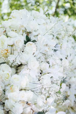 Düğün töreni. Çok güzel ve şık bir düğün kemeri, çeşitli taze çiçeklerle süslenmiş..