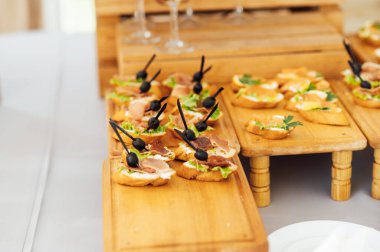 Etkinlikten önce açık büfede konuklar için geniş bir yiyecek seçimi ve çeşitli atıştırmalıklar.