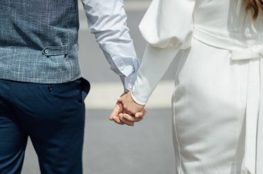 Güzel gelin çifti düğün töreninden sonra birlikte vakit geçirir. Yürürler, sarılırlar, konuşurlar.