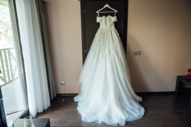 Gelinlik dolapta asılı. Şık fotoğraf.