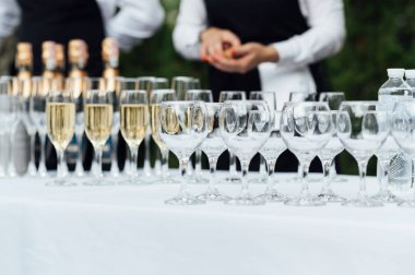 Şölende bir kadeh şampanya, şarap kadehinde beyaz şarap, şenlik havası. Düğün günü.