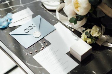 Düğün davetiyeleri. Gelinin düğün detayları. Gelin buketi ve diğer aksesuarlar. Gelinin ayakkabıları..