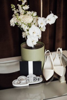 Bir sürü boş şarap kadehi. Bardaki ve restorandaki bir ziyafetin masasında şeffaf cam sıraları var.