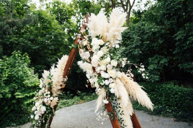Doğanın arka planında güller olan üçgen kemer..