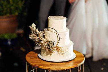 Akşam düğün kemerinin yanında güzel bir düğün pastası.