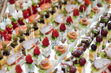 Ayna yüzeyindeki konuklar için geniş bir atıştırmalık koleksiyonu. Önemli bir olaydan önce açık büfe.