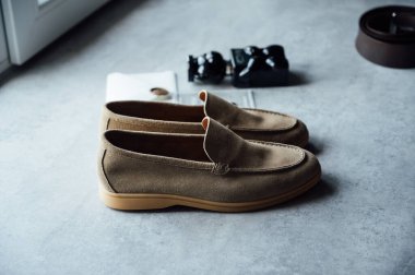 Düğün davetiyeleri. Damat ve diğer aksesuarların düğün detayları. Damadın ayakkabıları.