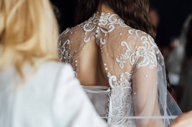 Düğün hazırlıkları sırasında gelin ve nedimeler. Düğün günü.