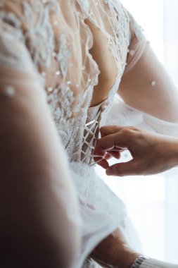 Düğün hazırlıkları sırasında gelin ve nedimeler. Düğün günü.