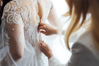 Düğün hazırlıkları sırasında gelin ve nedimeler. Düğün günü.