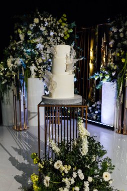Akşam düğün kemerinin yanında güzel bir düğün pastası..