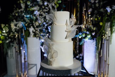 Akşam düğün kemerinin yanında güzel bir düğün pastası..