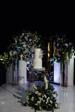 Akşam düğün kemerinin yanında güzel bir düğün pastası..