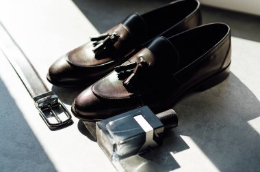 Damat aksesuarları, düğün yüzükleri, ayakkabılar..