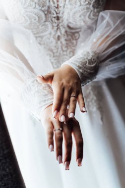 Yumuşak bir gelin elleriyle vücudunu okşar ve tenine dokunur. Duygusal an..