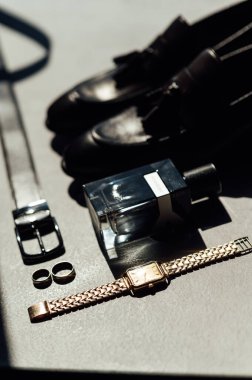 Düğün için damat aksesuarları. Duman fotoğrafa gerçeklik katar. Kaliteli altın saatler ve diğer erkek özellikleri