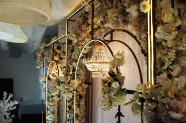 Akşam düğünü için harika bir yer. Büyük kristal lambalar konumu dekore eder.