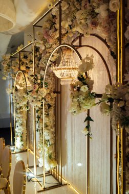 Akşam düğünü için harika bir yer. Büyük kristal lambalar konumu dekore eder.