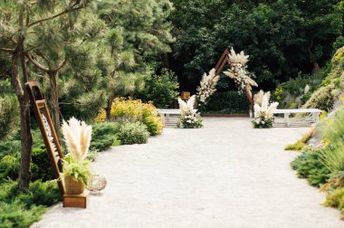 Doğanın arka planında güller olan üçgen kemer..