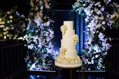 Akşam düğün kemerinin yanında güzel bir düğün pastası..