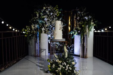 Akşam düğün kemerinin yanında güzel bir düğün pastası..