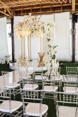 Akşam düğünü için harika bir yer. Büyük kristal lambalar konumu dekore eder.