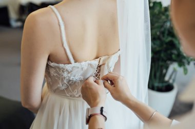 Düğün hazırlıkları sırasında gelin ve nedimeler. Düğün günü.