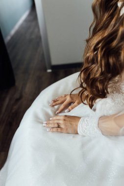 Yumuşak bir gelin elleriyle vücudunu okşar ve tenine dokunur. Duygusal an..