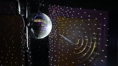 Aynalı bir disko topu ışık ışınlarını odanın her yerine yansıtır. Duman ışınların görünürlüğünü arttırır..