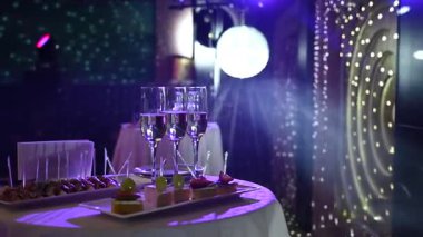 Aynalı bir disko topu ışık ışınlarını odanın her yerine yansıtır. Duman ışınların görünürlüğünü arttırır..