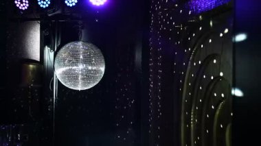 Aynalı bir disko topu ışık ışınlarını odanın her yerine yansıtır. Duman ışınların görünürlüğünü arttırır..