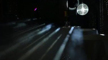 Aynalı bir disko topu ışık ışınlarını odanın her yerine yansıtır. Duman ışınların görünürlüğünü arttırır..