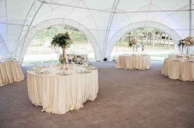 Lüks, zarif düğün resepsiyon masası düzenlemesi, çiçek süsü..