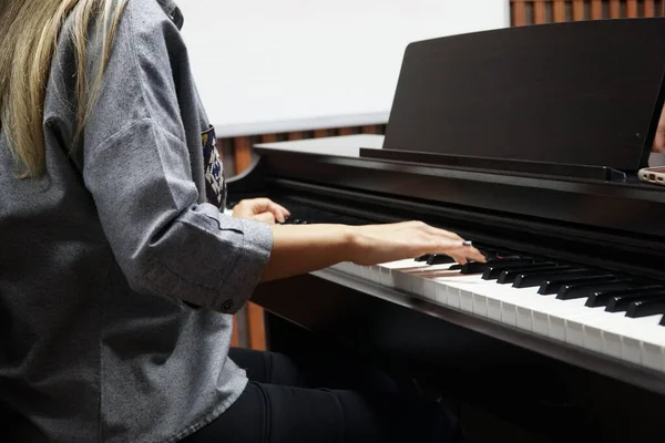 Γυναίκα Μαθαίνει Παίζει Πιάνο — Φωτογραφία Αρχείου