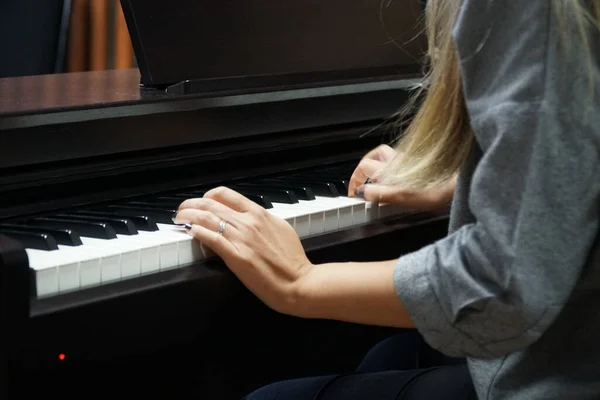 Γυναίκα Μαθαίνει Παίζει Πιάνο — Φωτογραφία Αρχείου