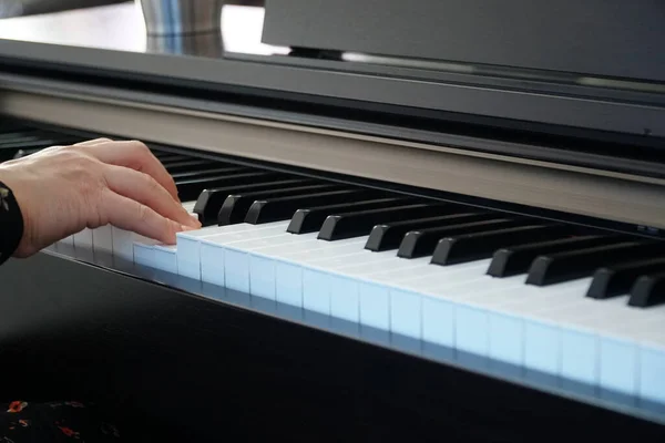 Kadın Piyano Çalmayı Öğreniyor — Stok fotoğraf