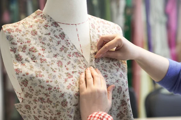 Tailor Woman Sewing Beautiful Dress — Stock Photo, Image