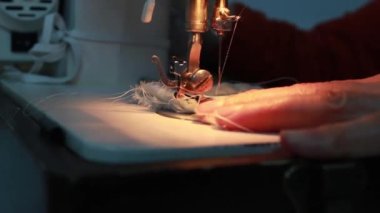 Kumaş dikilirken ayrıntılı çekim