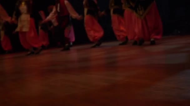 在大厅里表演民间舞蹈的团体 — 图库视频影像