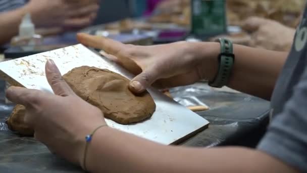 学校手工制作的唇形雕塑 — 图库视频影像