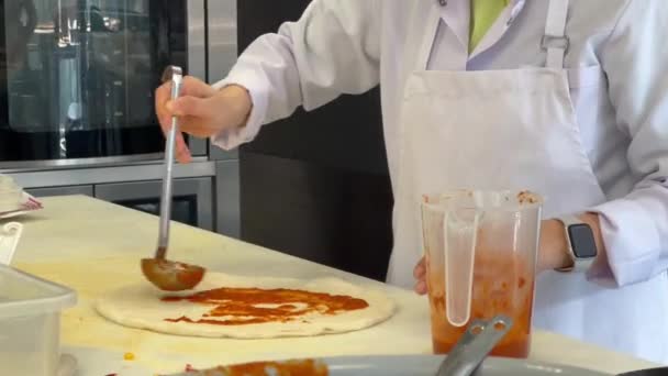 Pizza Spoustou Ingrediencí Připravuje — Stock video