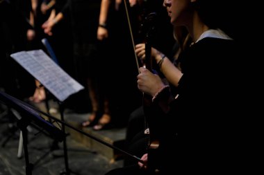Kültür merkezinde konser veren bir grup.