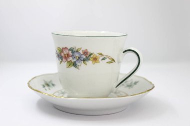Antika bardak ve çay tabağı.