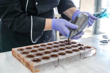 çeşitli malzemelerden yapılmış çikolata