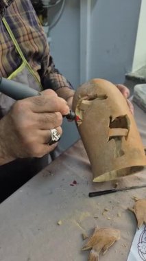 Su kabaklarından maske yapan zanaatkarlar.
