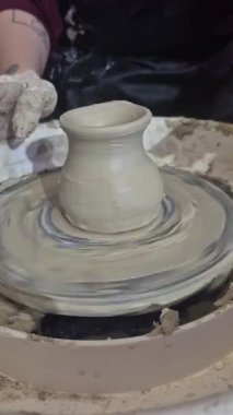 Seramik sanatçısı kadın kahve fincanı yapıyor.