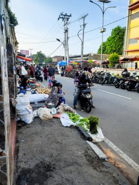 Pariaman, Endonezya - 10 Aralık 2023: Pazar tüccarlarının sabah saatlerinde Pasar Rakyat 'taki faaliyetleri