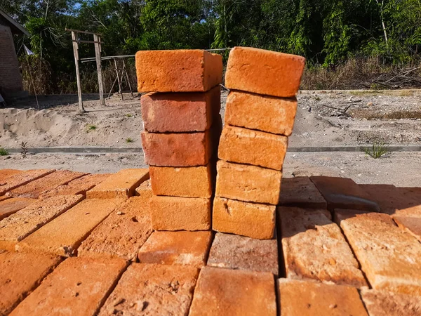 Yerleşim yerlerinde yapı malzemesi olarak kullanılmak üzere dizilmiş tuğlaların portresi