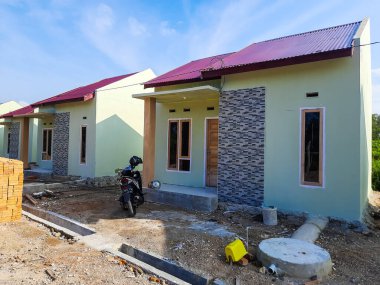 Pariaman, Endonezya - 10 Aralık 2023: aynı ev tasarımına sahip bir iskan binasının portresi